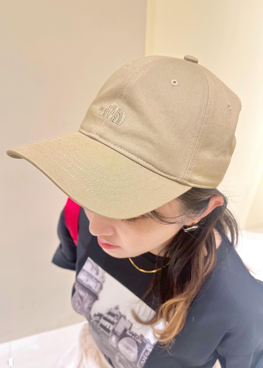 ホワイト系のシャツ/ブラウス、イエロー系のスカート、ブラック系のTシャツ/カットソーを着用したレディースの夏コーディネートの10枚目の写真