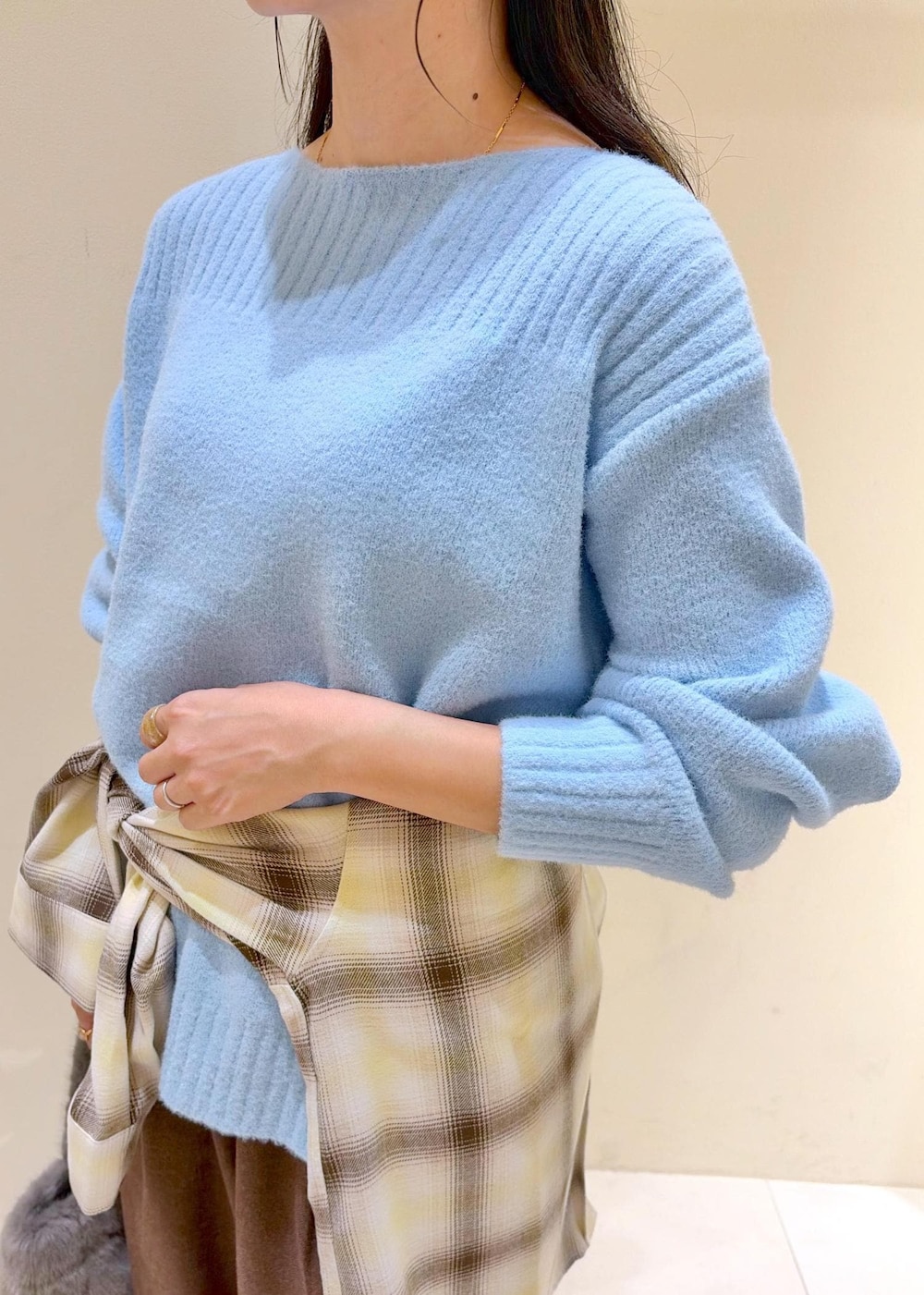 ブラック系のローファー、ブラウン系のその他パンツ、ブルー系のニット/セーターを着用したレディースの秋コーディネートの6枚目の写真