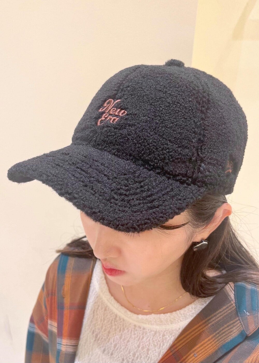 ブルー系のスカート、オレンジ系のシャツ/ブラウス、ホワイト系のTシャツ/カットソーを着用したレディースの秋コーディネートの4枚目の写真