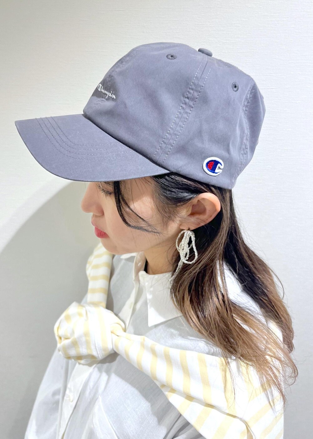 ブラック系のローファー、ブラック系のパンプス、ベージュ系のTシャツ/カットソーを着用したレディースの春コーディネートの5枚目の写真