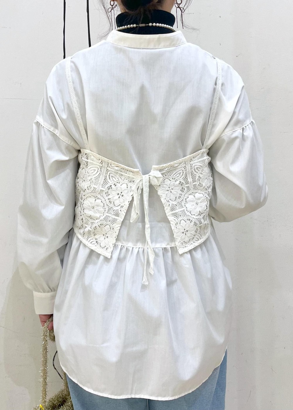 ブラック系のニット/セーター、ゴールド系のバレエシューズ、ホワイト系のキャミソールを着用したレディースの冬コーディネートの7枚目の写真