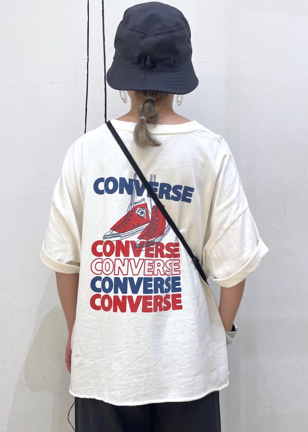 グレー系のその他パンツ、ホワイト系のTシャツ/カットソー、ブラック系のショルダーバッグを着用したレディースの夏コーディネートの7枚目の写真
