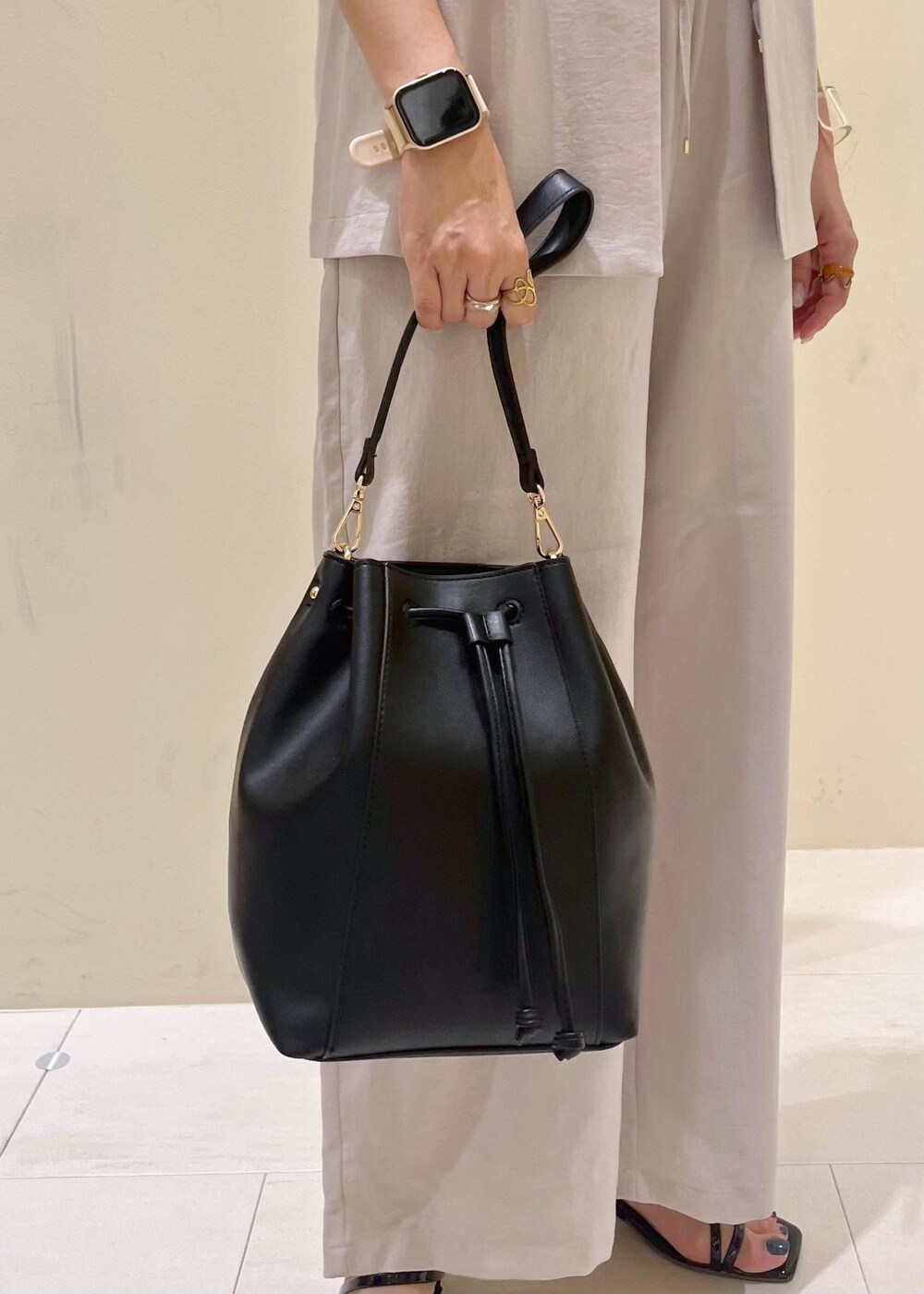 ベージュ系のタンクトップ、ベージュ系のその他パンツ、ベージュ系のテーラードジャケットを着用したレディースの夏コーディネートの9枚目の写真