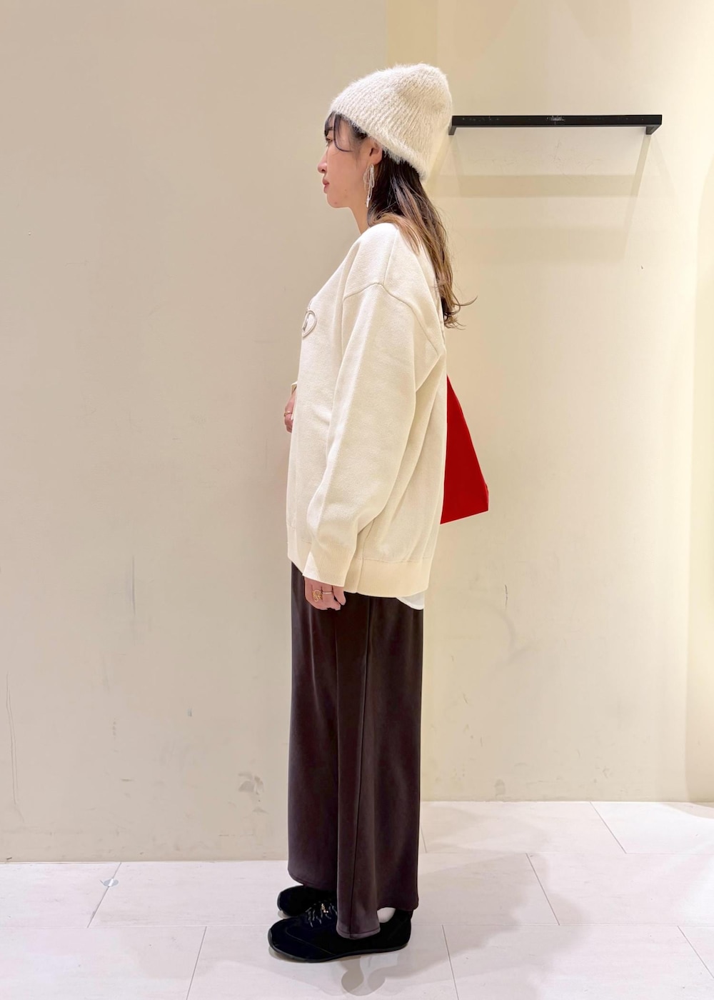 ホワイト系のTシャツ/カットソー、ブラック系のスニーカー、ブラウン系のスカートを着用したレディースの冬コーディネートの2枚目の写真