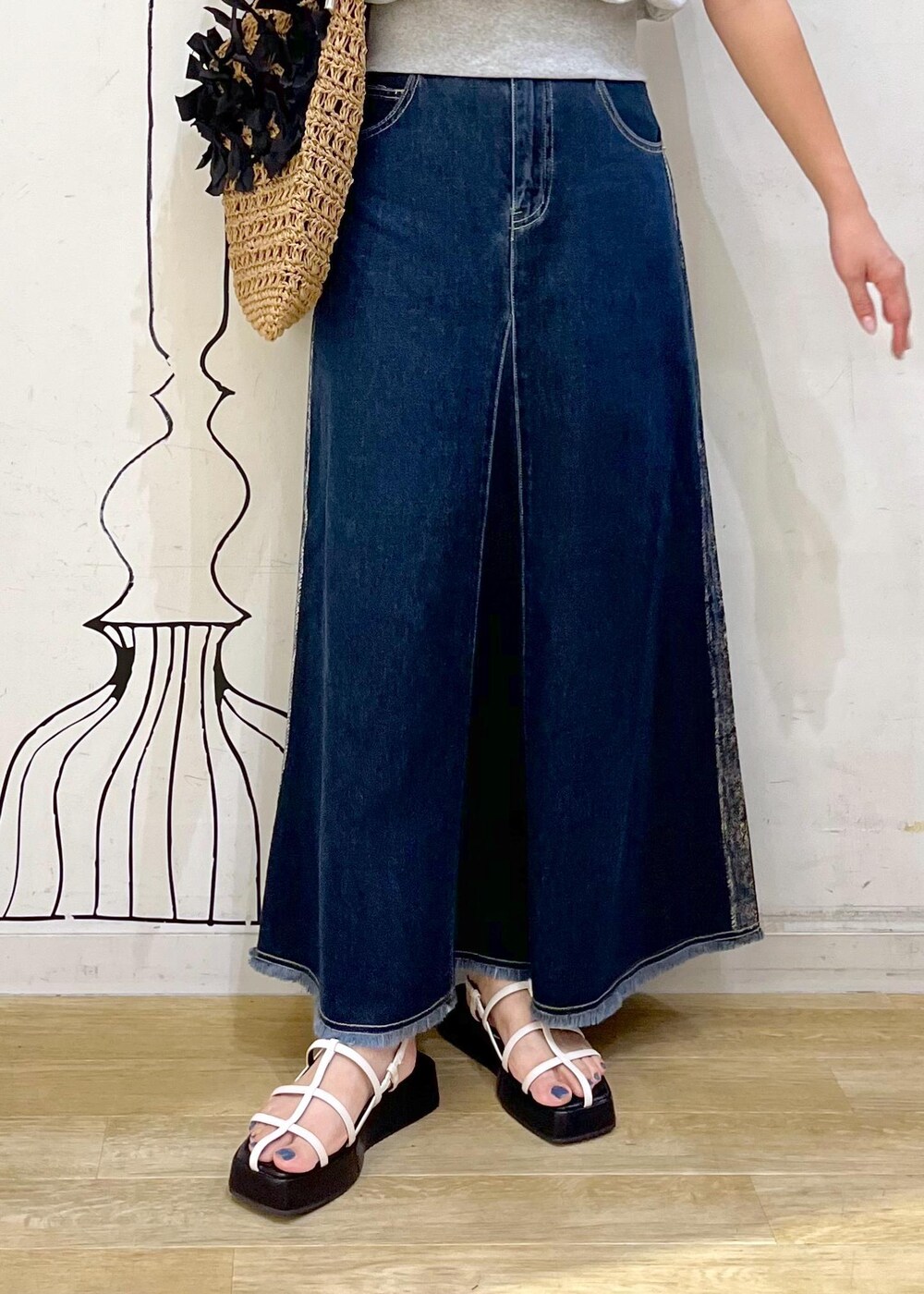 ホワイト系のサンダル、ブラック系のトートバッグ、グレー系のスウェットを着用したレディースの夏コーディネートの7枚目の写真