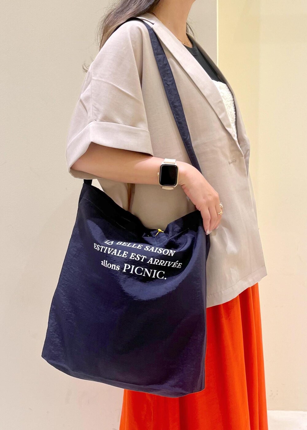 ブラック系のタンクトップ、ホワイト系のTシャツ/カットソー、ホワイト系のサンダルを着用したレディースの春コーディネートの6枚目の写真