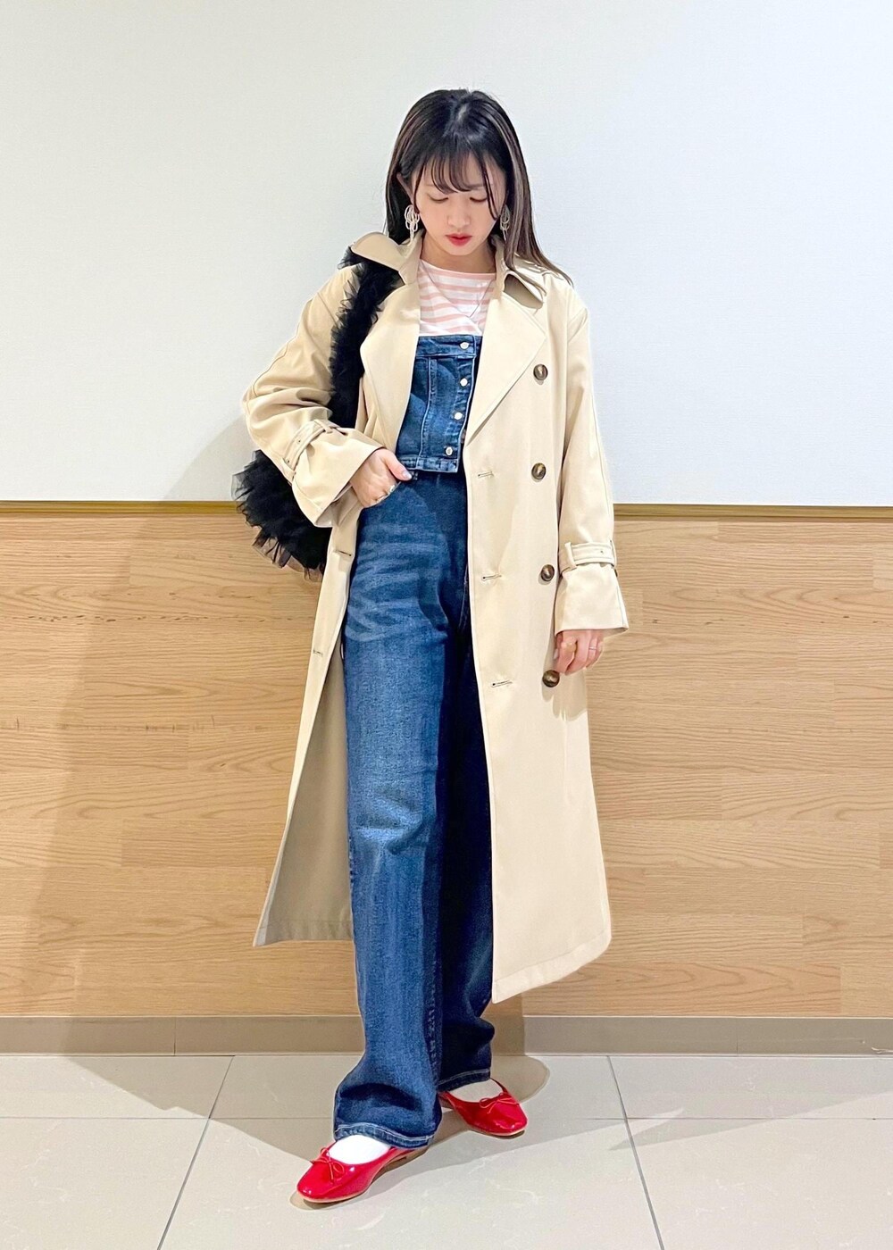 ブルー系のデニムパンツ、ブラック系のショルダーバッグ、ピンク系のTシャツ/カットソーを着用したレディースの春コーディネートの10枚目の写真