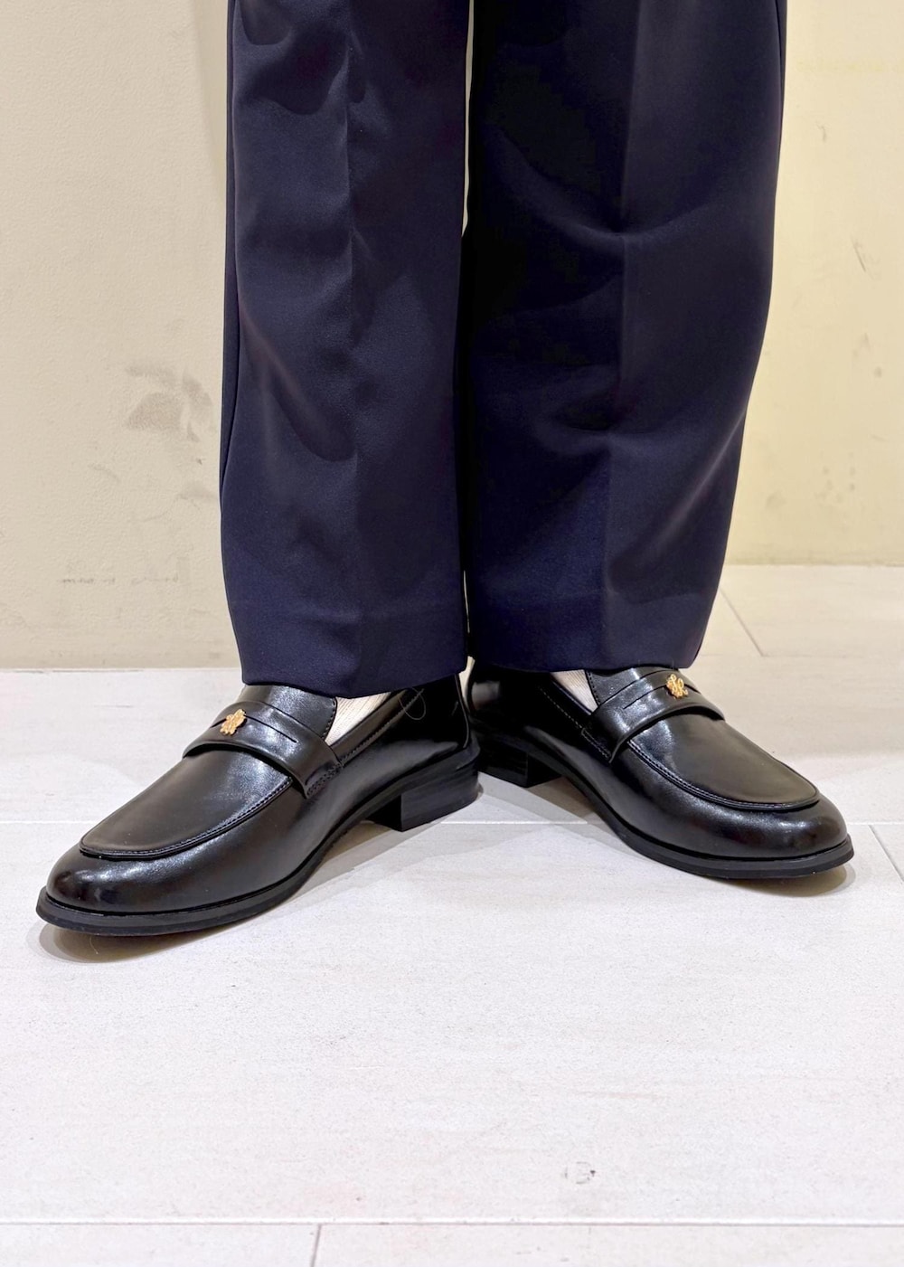 ホワイト系のTシャツ/カットソー、ブルー系のその他パンツ、ブルー系のノーカラージャケットを着用したレディースの冬コーディネートの10枚目の写真