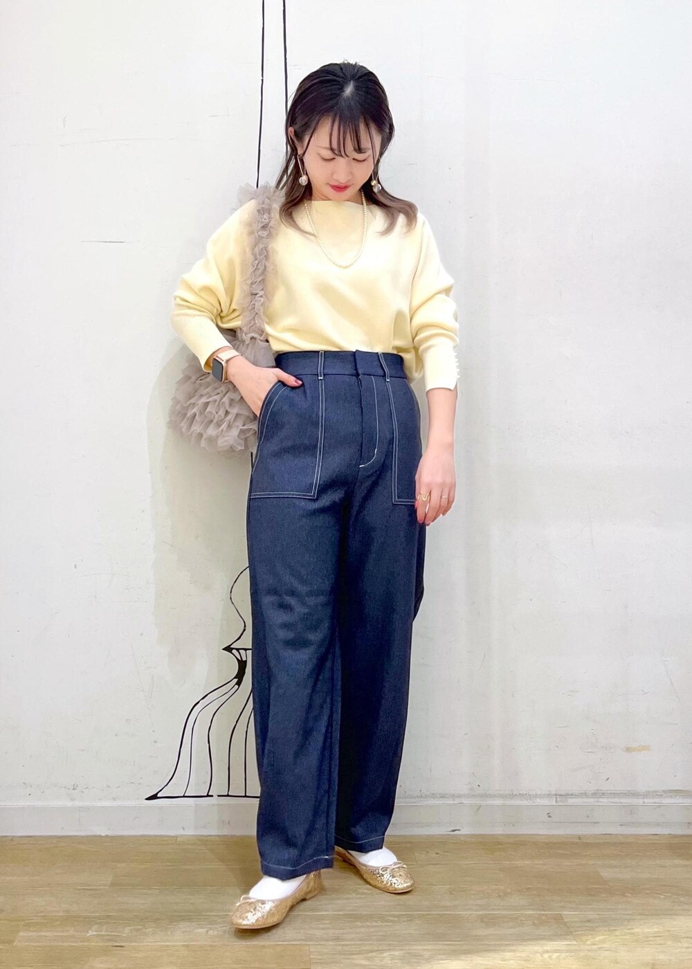 ゴールド系のバレエシューズ、ブルー系のその他パンツ、ベージュ系のショルダーバッグを着用したレディースの冬コーディネートの2枚目の写真