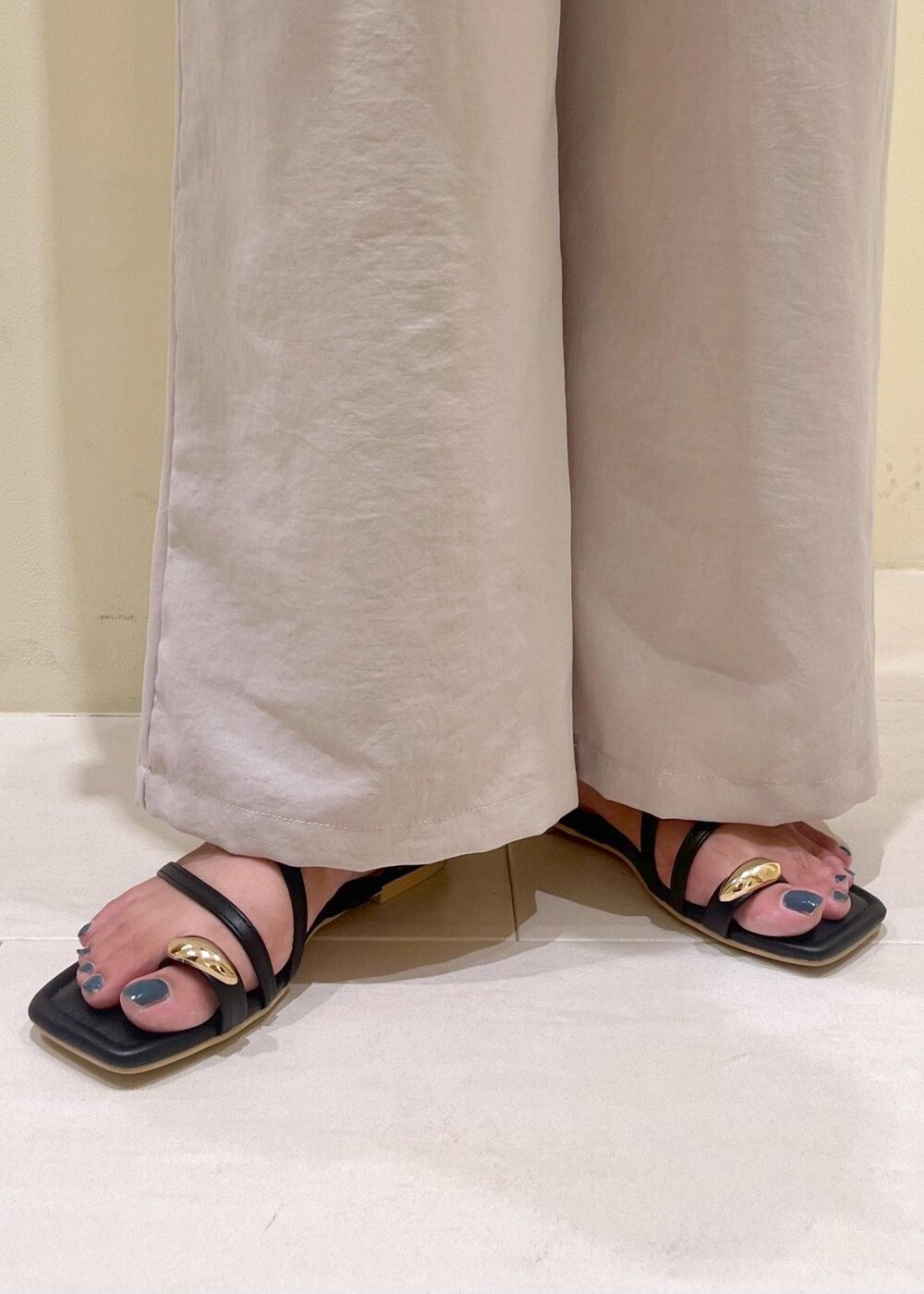 その他のニット/セーター、ベージュ系のその他パンツ、ブラック系のサンダルを着用したレディースの夏コーディネートの10枚目の写真