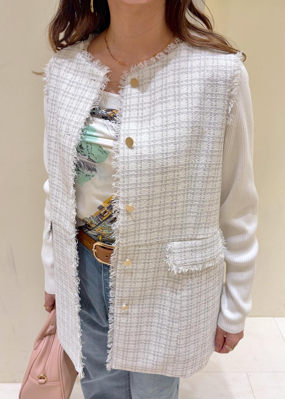 レッド系のバレエシューズ、ピンク系のボストンバッグ、ホワイト系のニット/セーターを着用したレディースの春コーディネートの4枚目の写真