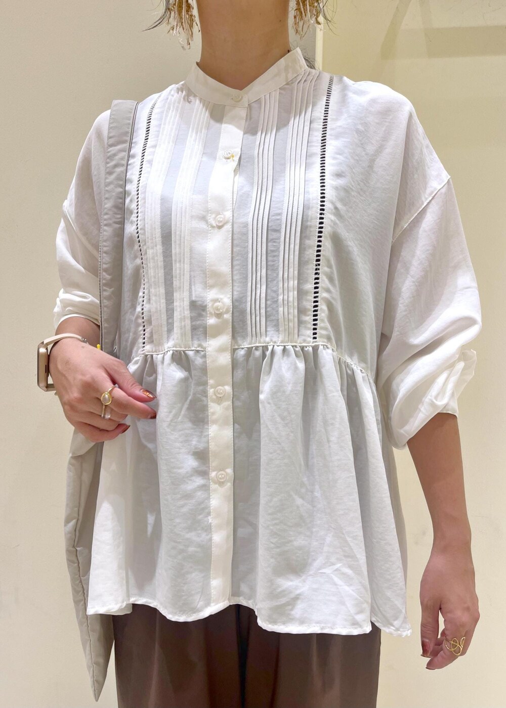 シルバー系のバレエシューズ、ブラウン系のその他パンツ、ホワイト系のシャツ/ブラウスを着用したレディースの秋コーディネートの5枚目の写真