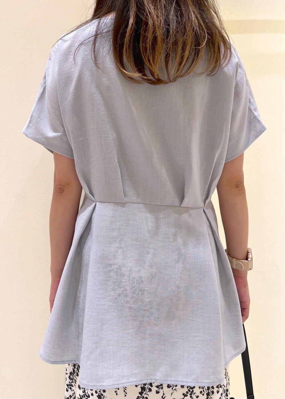 ブラック系のサンダル、ホワイト系のスカート、ブラック系のショルダーバッグを着用したレディースの夏コーディネートの6枚目の写真