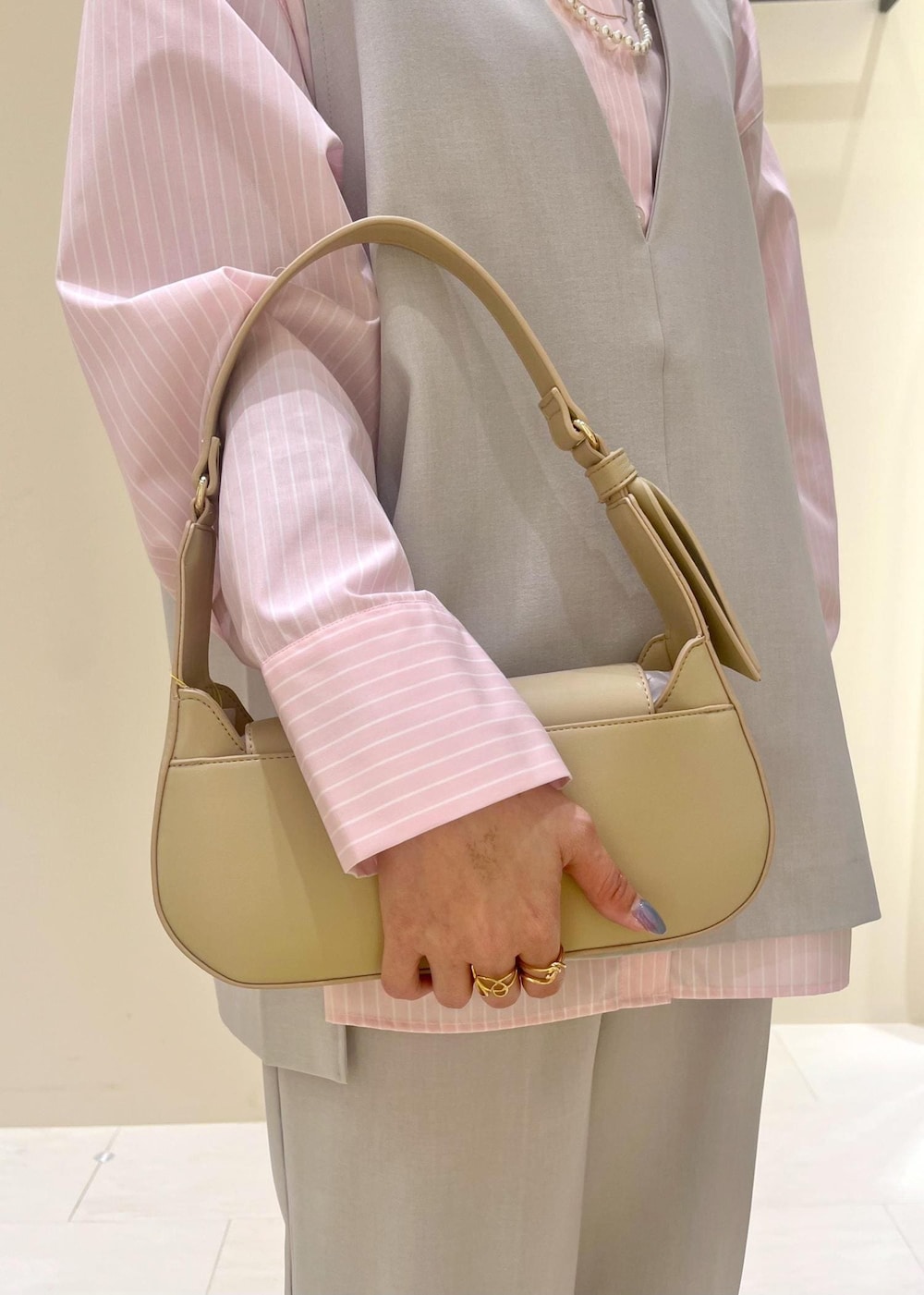 ピンク系のシャツ/ブラウス、グレー系のその他パンツ、グレー系のベストを着用したレディースの春コーディネートの7枚目の写真