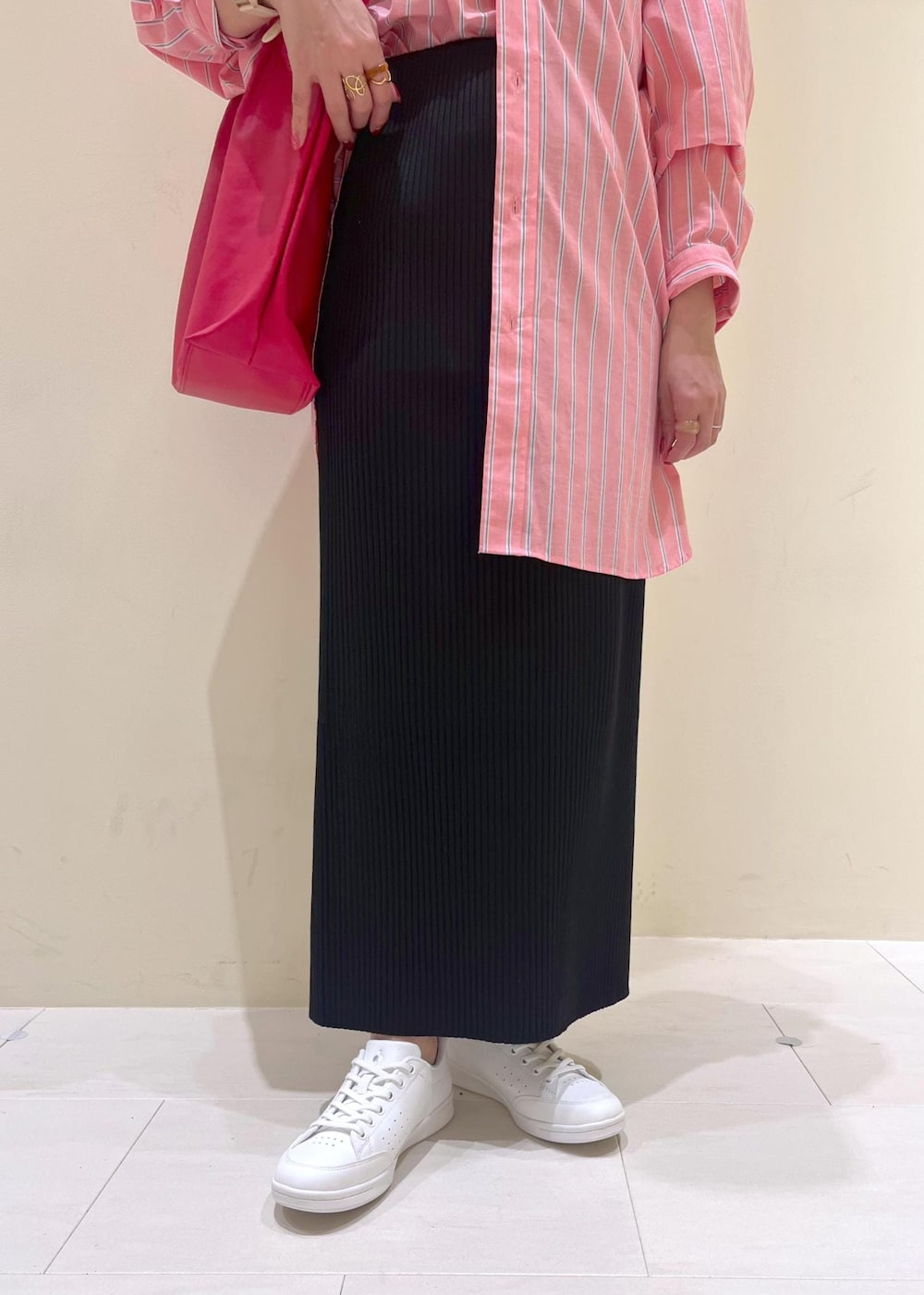 レッド系のトートバッグ、ブラック系のスカート、レッド系のシャツ/ブラウスを着用したレディースの春コーディネートの7枚目の写真