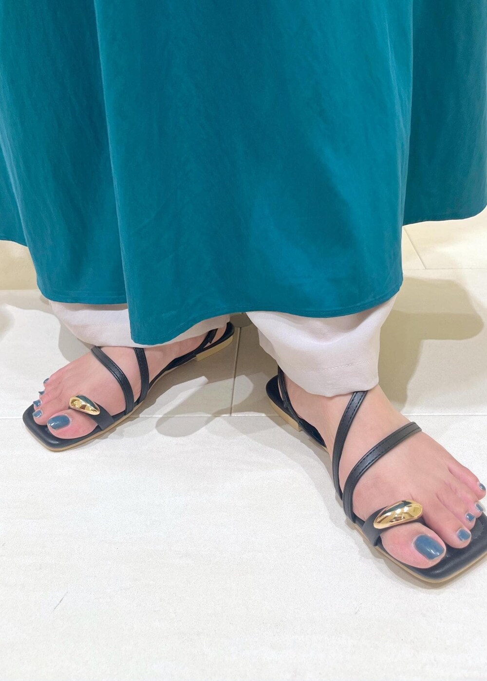 グリーン系のワンピース、ブラック系のニット/セーター、ベージュ系のその他パンツを着用したレディースの夏コーディネートの10枚目の写真