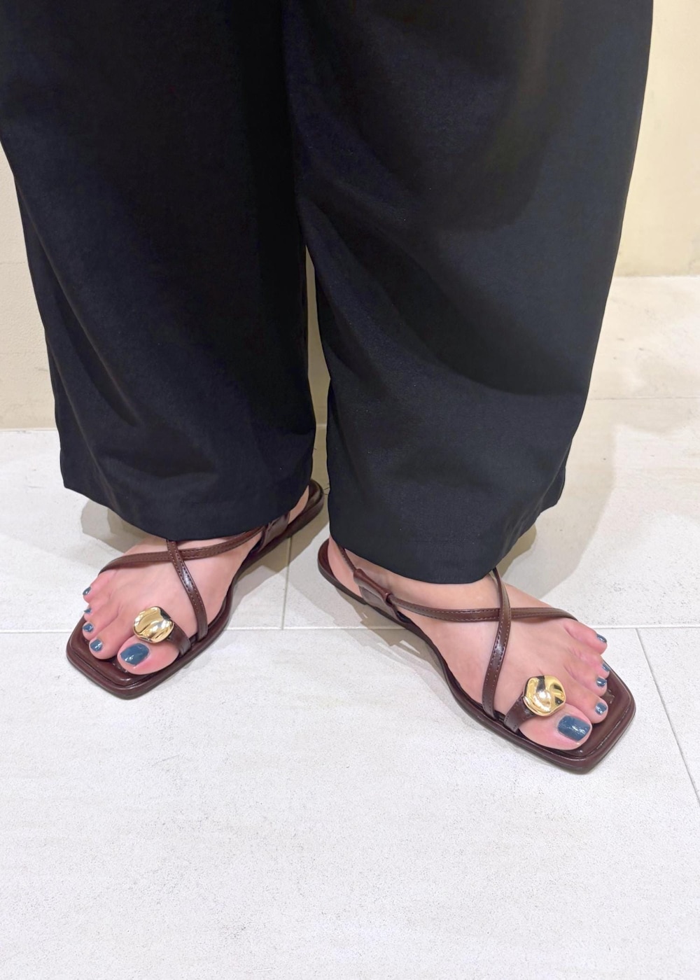 ブラウン系のサンダル、ブラック系のその他パンツ、ブルー系のエコバッグ/サブバッグを着用したレディースの夏コーディネートの10枚目の写真