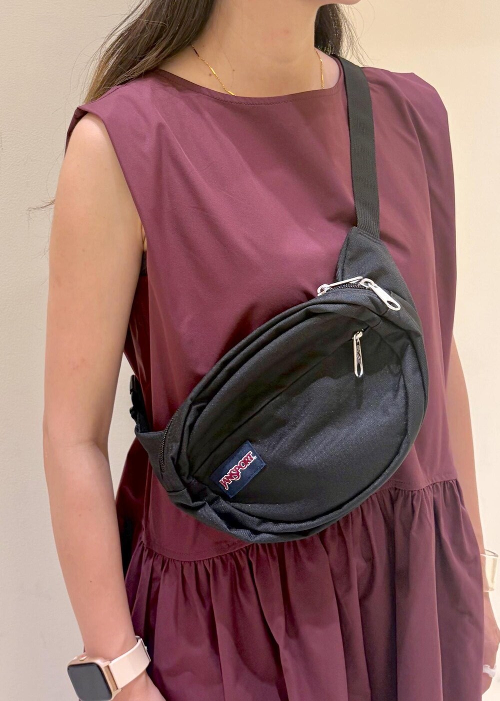 ブラック系のサンダル、レッド系のワンピース、ブラック系のボディバッグ/ウエストポーチを着用したレディースの夏コーディネートの9枚目の写真