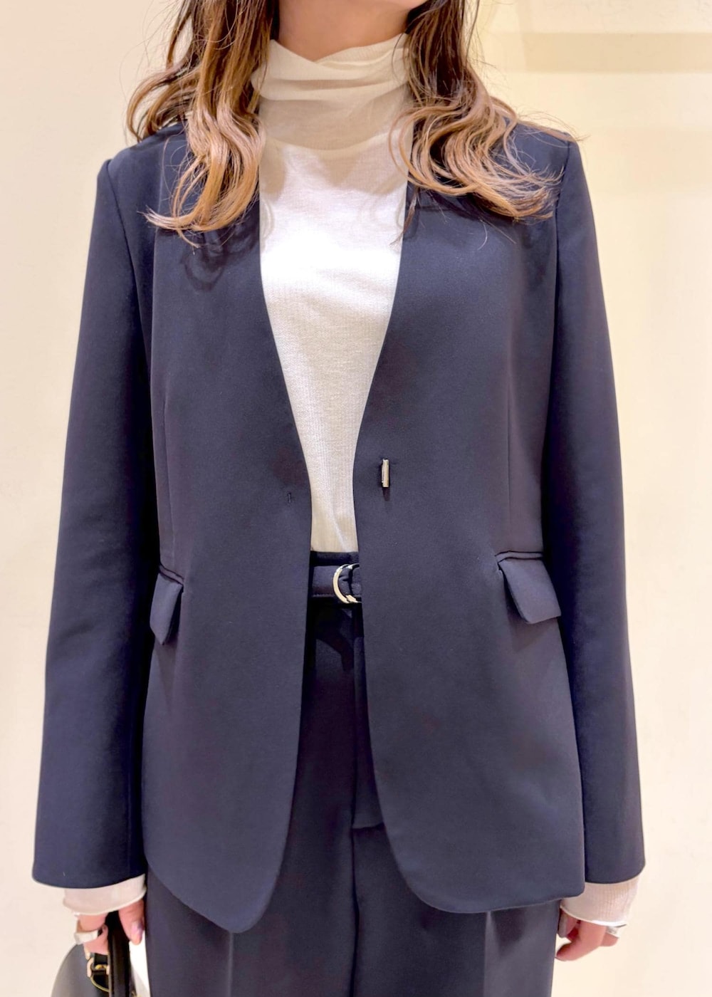 ホワイト系のTシャツ/カットソー、ブルー系のその他パンツ、ブルー系のノーカラージャケットを着用したレディースの冬コーディネートの5枚目の写真