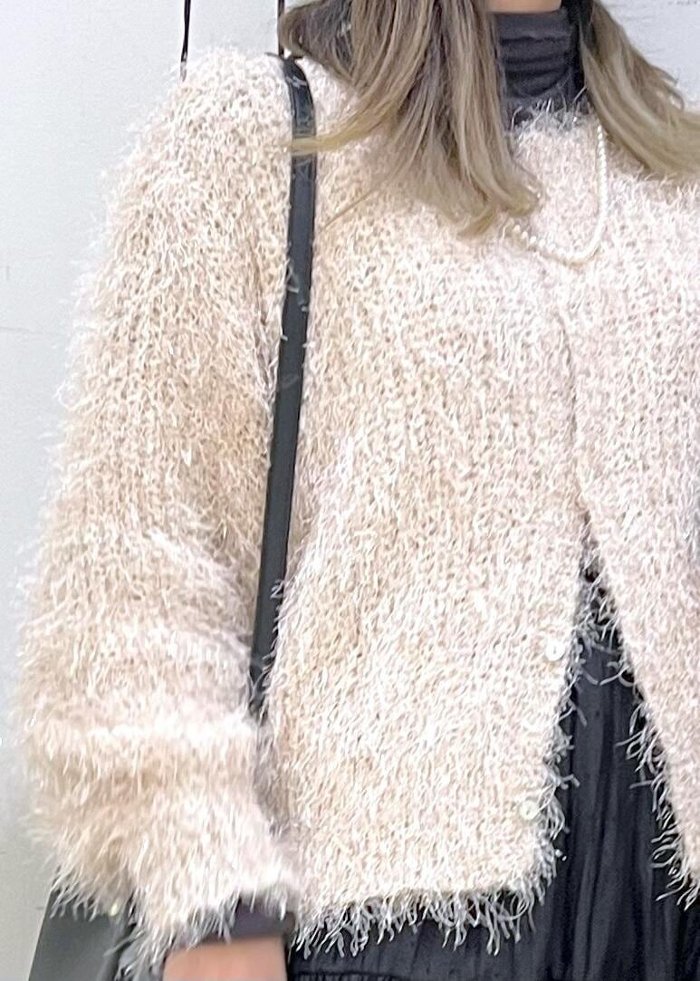 グレー系のTシャツ/カットソー、ベージュ系のカーディガン/ボレロ、ブラック系のブーツを着用したレディースの秋コーディネートの7枚目の写真