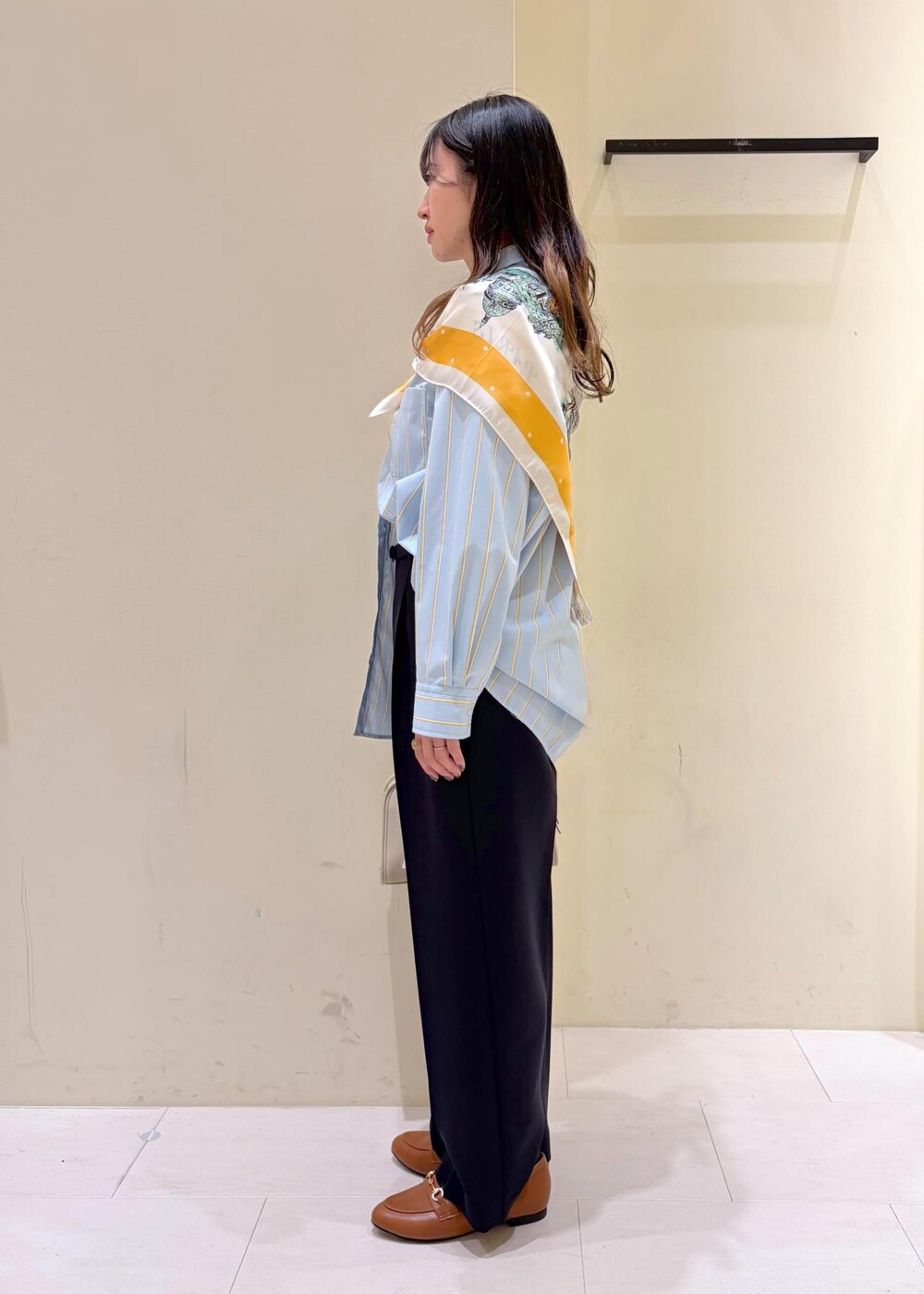 イエロー系のローファー、ホワイト系のボストンバッグ、ブルー系のその他パンツを着用したレディースの春コーディネートの4枚目の写真