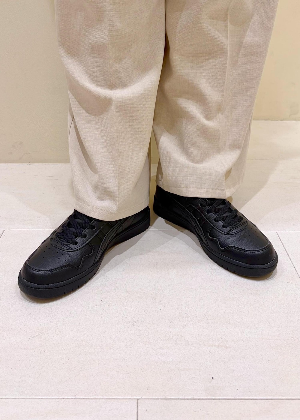 ベージュ系のその他パンツ、ベージュ系のテーラードジャケット、ブルー系のTシャツ/カットソーを着用したレディースの春コーディネートの10枚目の写真