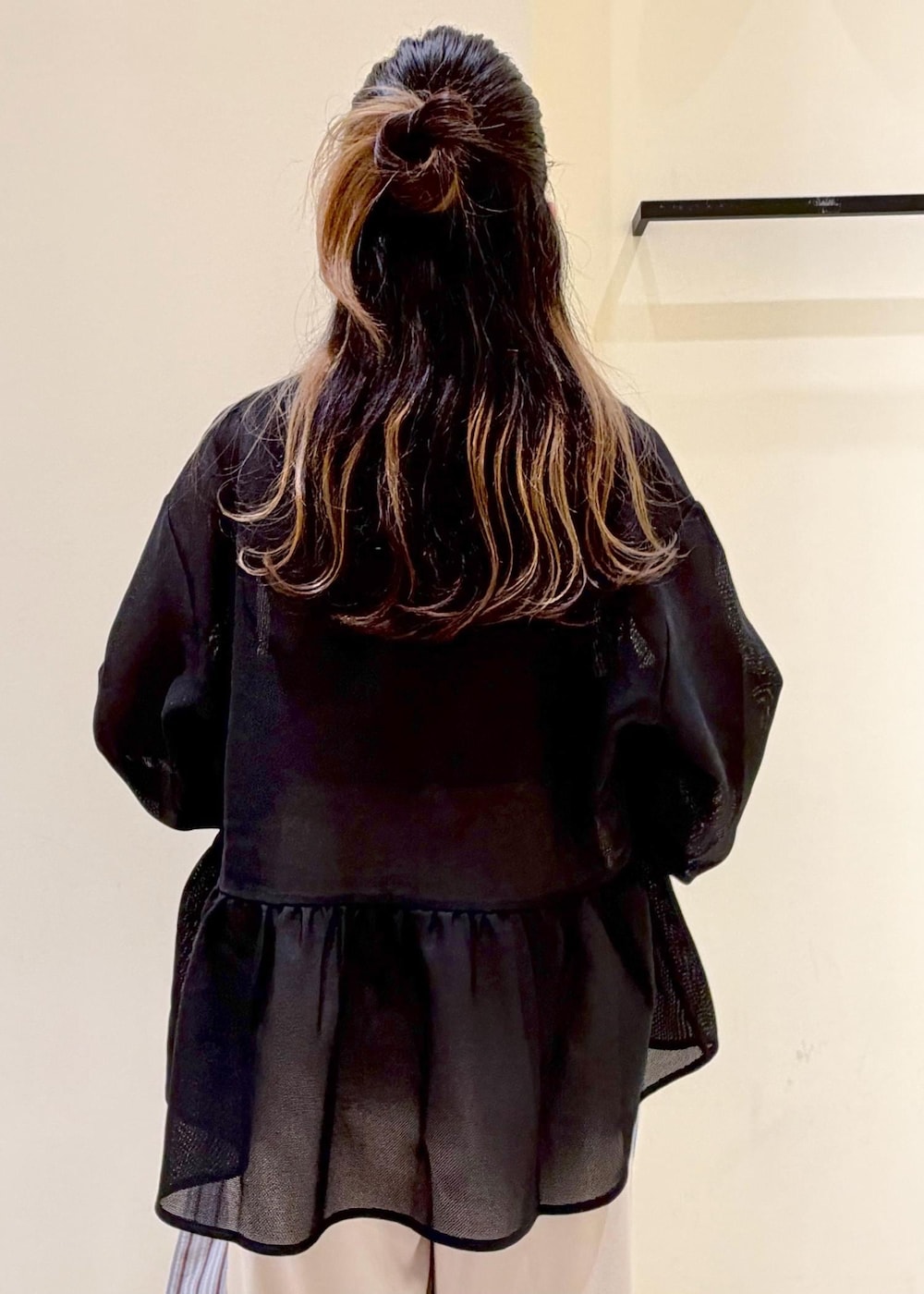 ブラウン系のタンクトップ、ブラック系のブルゾン、ベージュ系のその他パンツを着用したレディースの春コーディネートの6枚目の写真