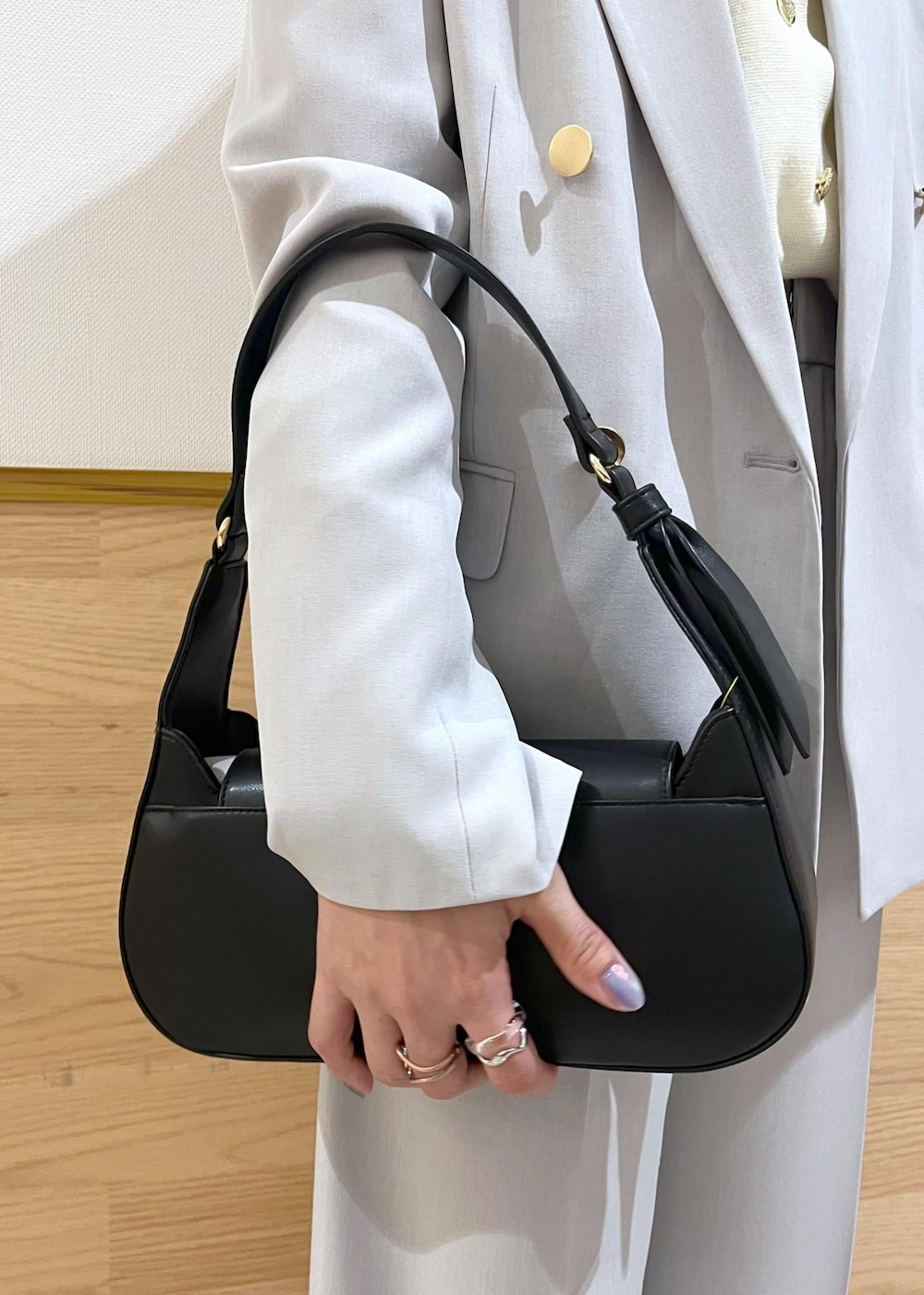 ブラック系のローファー、ホワイト系のカーディガン/ボレロ、グレー系のその他パンツを着用したレディースの冬コーディネートの7枚目の写真