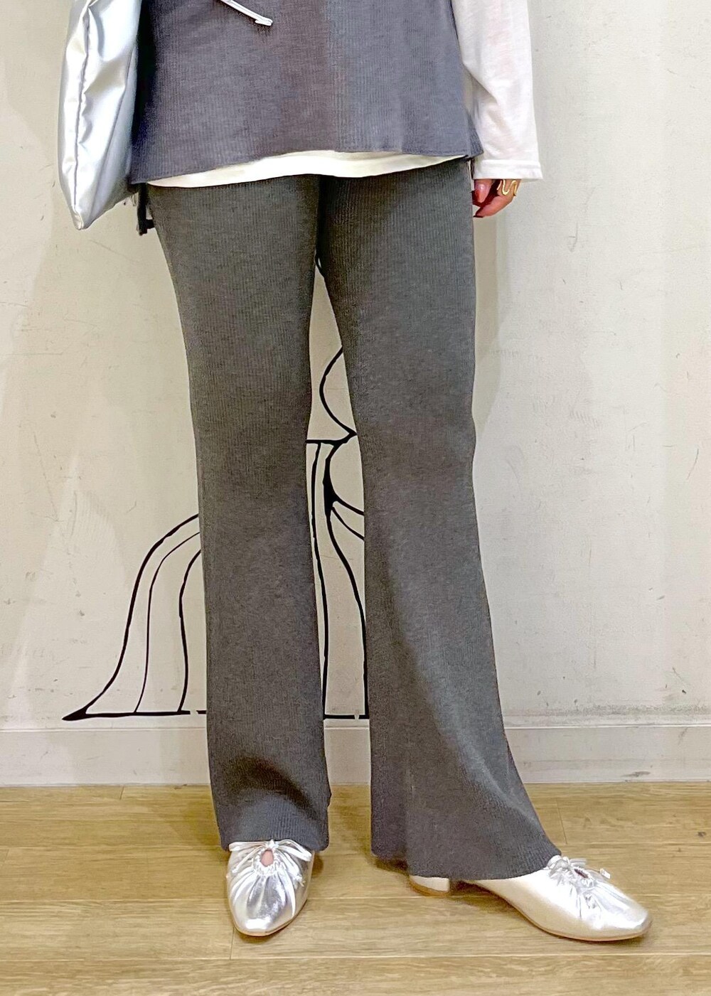 シルバー系のパンプス、グレー系のその他パンツ、シルバー系のトートバッグを着用したレディースの秋コーディネートの8枚目の写真