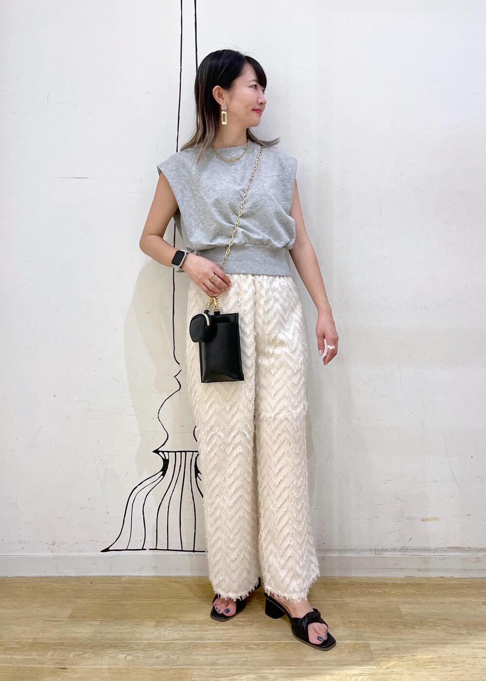 ブラック系のサンダル、グレー系のスウェット、ベージュ系のその他パンツを着用したレディースの夏コーディネートの3枚目の写真