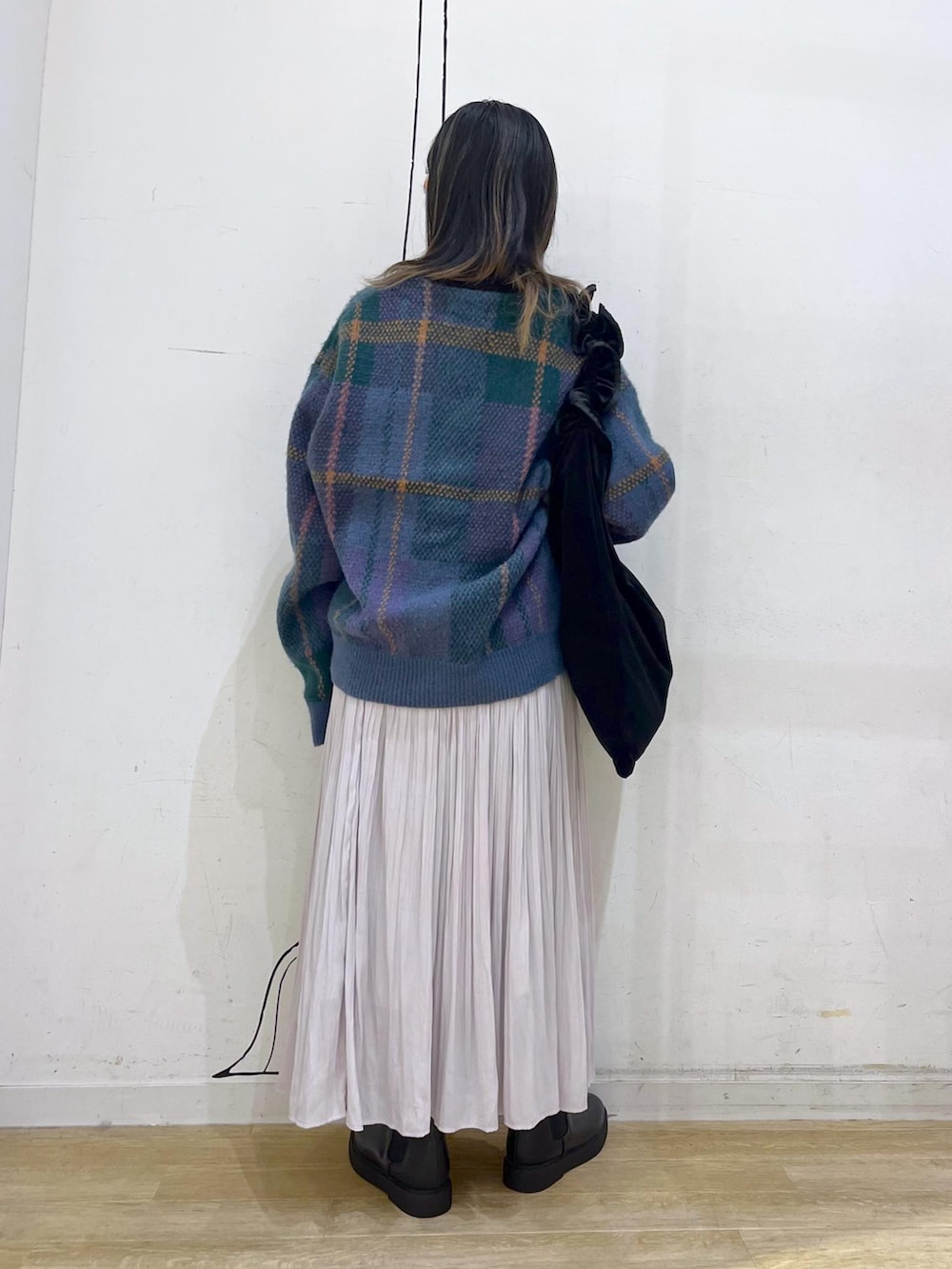 ブラック系のTシャツ/カットソー、ブルー系のカーディガン/ボレロ、グレー系のスカートを着用したレディースの秋コーディネートの3枚目の写真