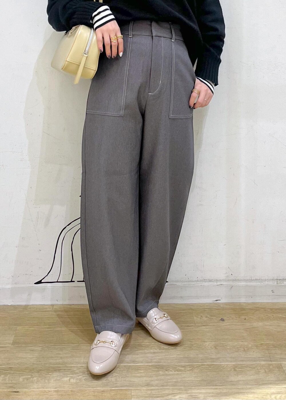 ベージュ系のローファー、ブラック系のニット/セーター、ホワイト系のニット/セーターを着用したレディースの冬コーディネートの8枚目の写真