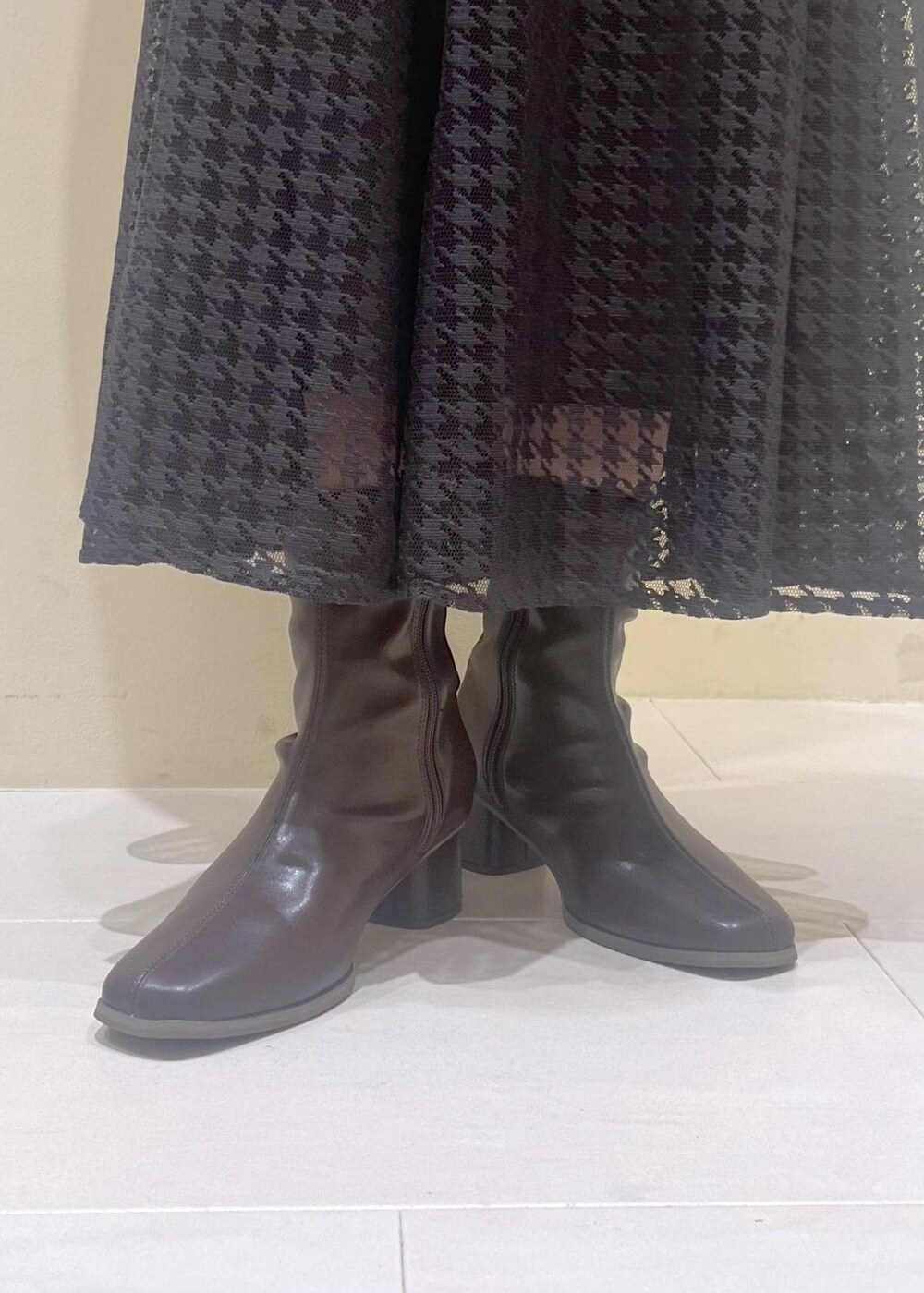 グレー系のタンクトップ、レッド系のショルダーバッグ、ブラウン系のシャツ/ブラウスを着用したレディースの秋コーディネートの9枚目の写真