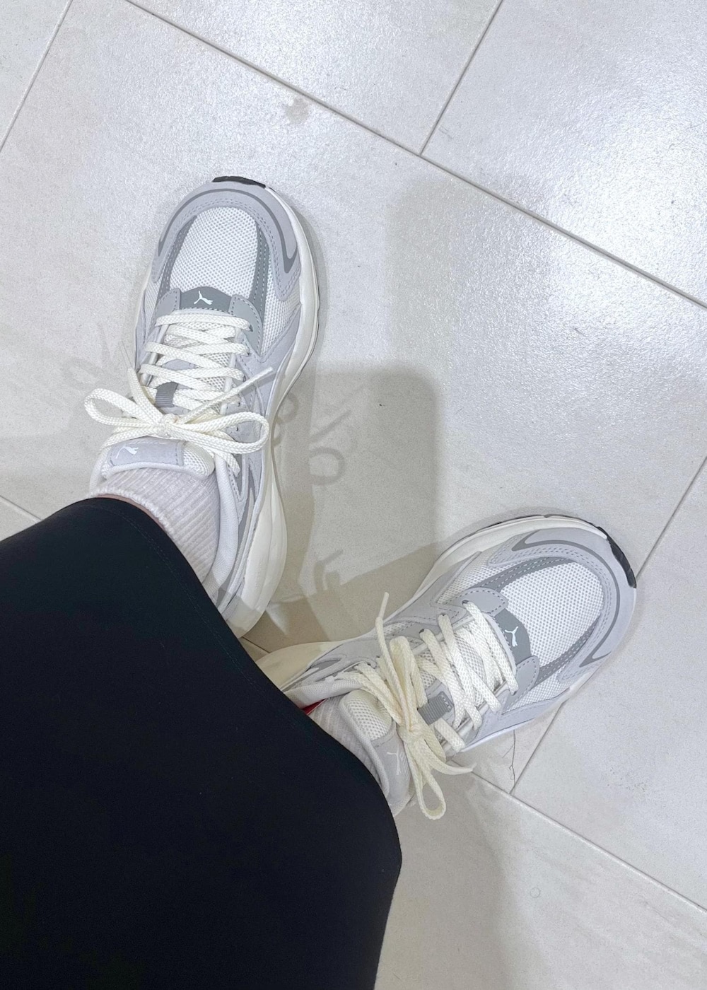 ブラウン系のトートバッグ、ブラウン系のトートバッグ、ブルー系のテーラードジャケットを着用したレディースの秋コーディネートの10枚目の写真