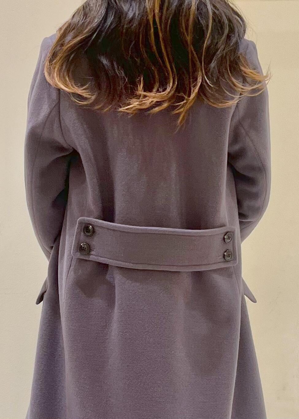 ホワイト系のニット/セーター、グレー系のチェスターコート、レッド系のショルダーバッグを着用したレディースの冬コーディネートの7枚目の写真