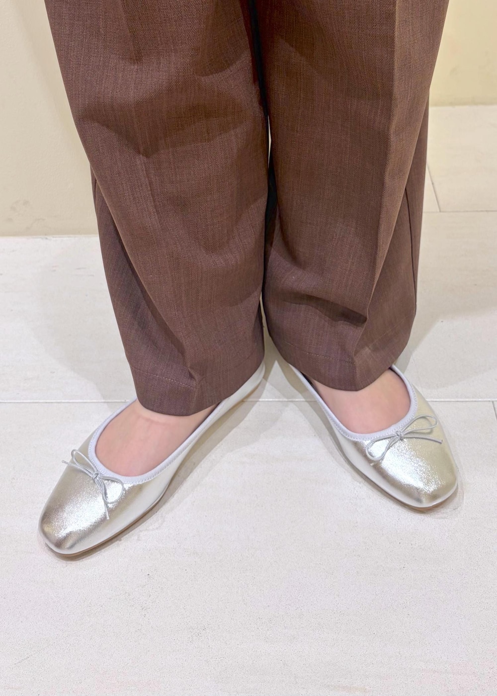 ホワイト系のTシャツ/カットソー、グレー系のカーディガン/ボレロ、ブラウン系のその他パンツを着用したレディースの春コーディネートの10枚目の写真