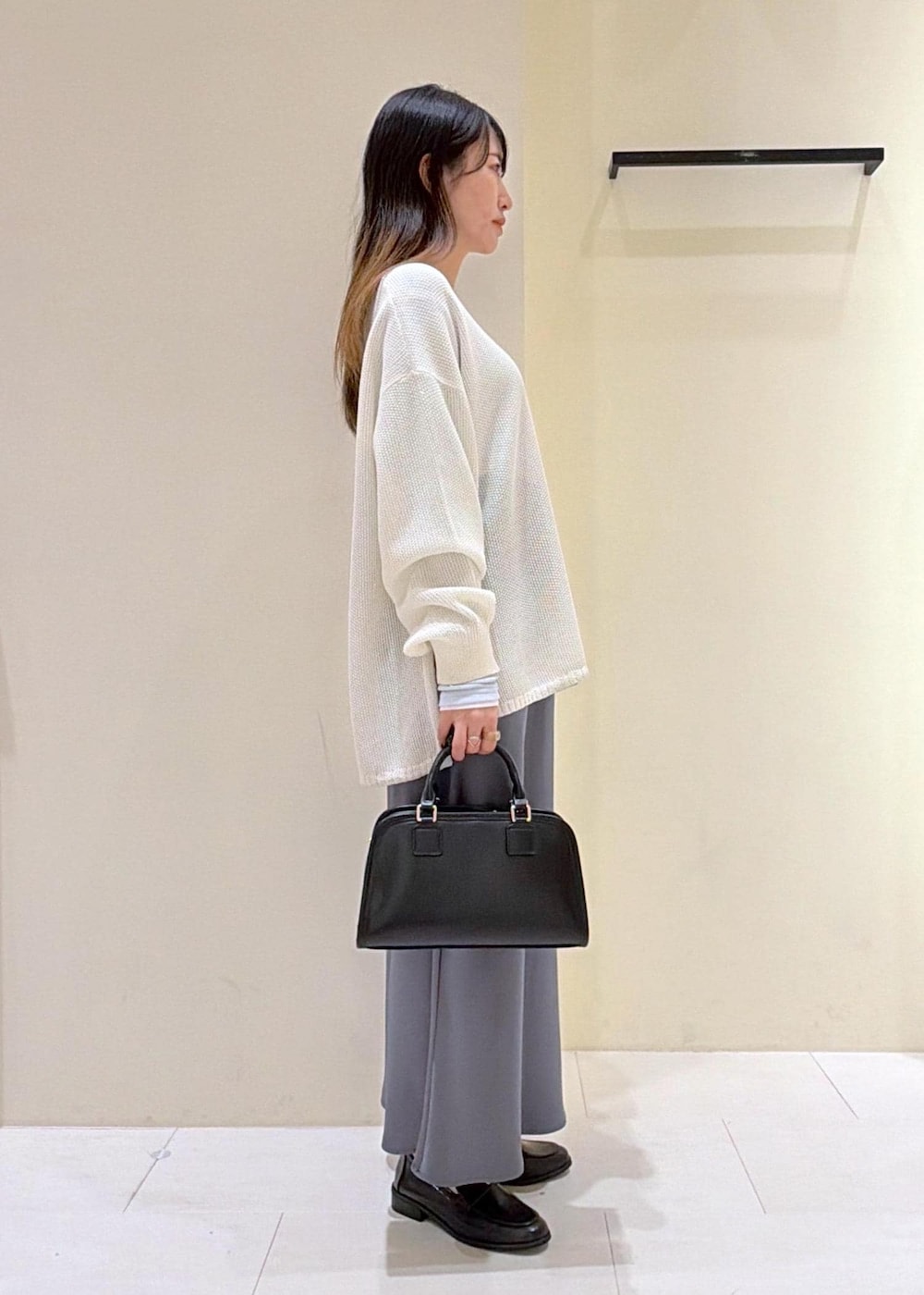 ブラック系のローファー、ブラック系のボストンバッグ、ブルー系のTシャツ/カットソーを着用したレディースの春コーディネートの2枚目の写真