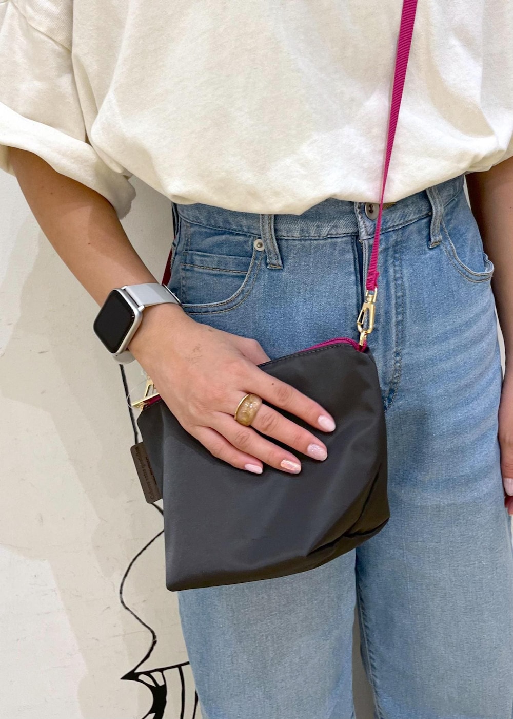 ホワイト系のTシャツ/カットソー、ブルー系のデニムパンツ、グレー系のショルダーバッグを着用したレディースの夏コーディネートの8枚目の写真