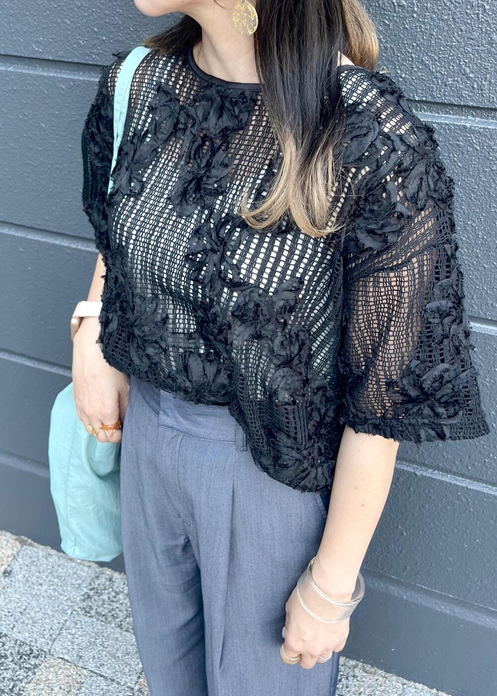 グレー系のタンクトップ、ブラック系のTシャツ/カットソー、ブルー系のその他パンツを着用したレディースの春コーディネートの4枚目の写真