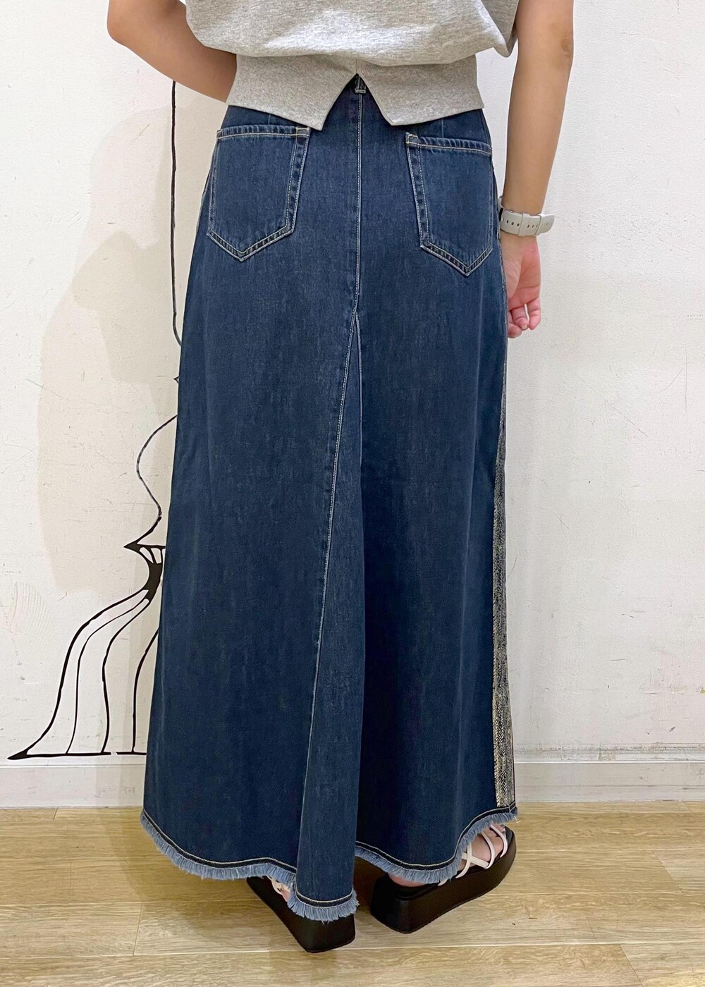 ホワイト系のサンダル、ブラック系のトートバッグ、グレー系のスウェットを着用したレディースの夏コーディネートの8枚目の写真