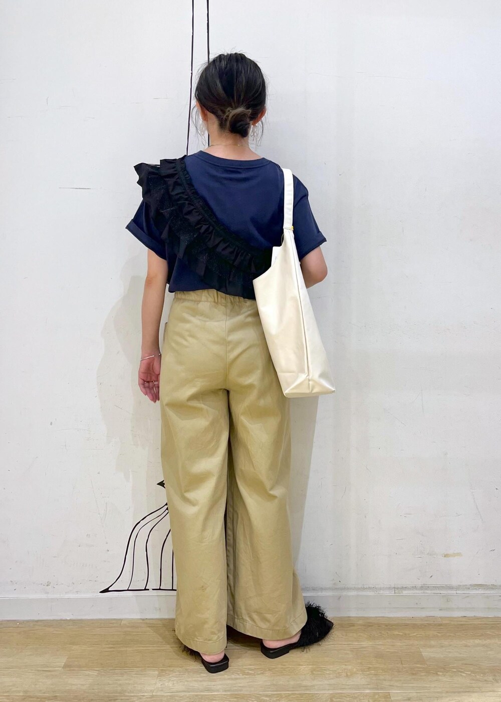 イエロー系のその他パンツ、ホワイト系のトートバッグ、ブラック系のサンダルを着用したレディースの夏コーディネートの4枚目の写真