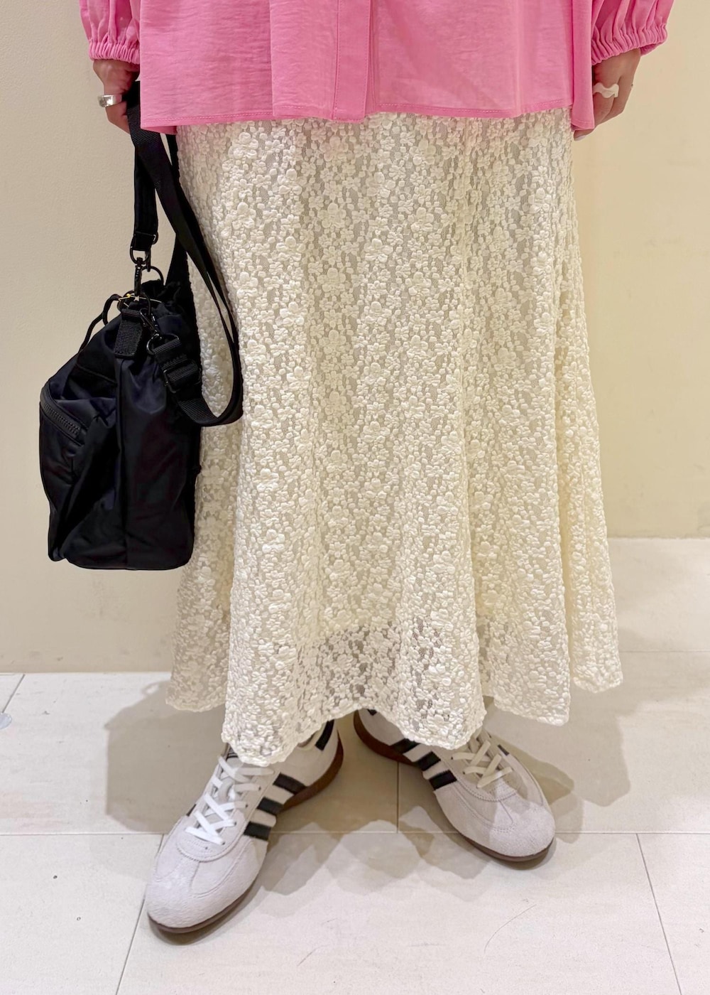 ホワイト系のスカート、ピンク系のシャツ/ブラウス、ブラック系のショルダーバッグを着用したレディースの春コーディネートの9枚目の写真