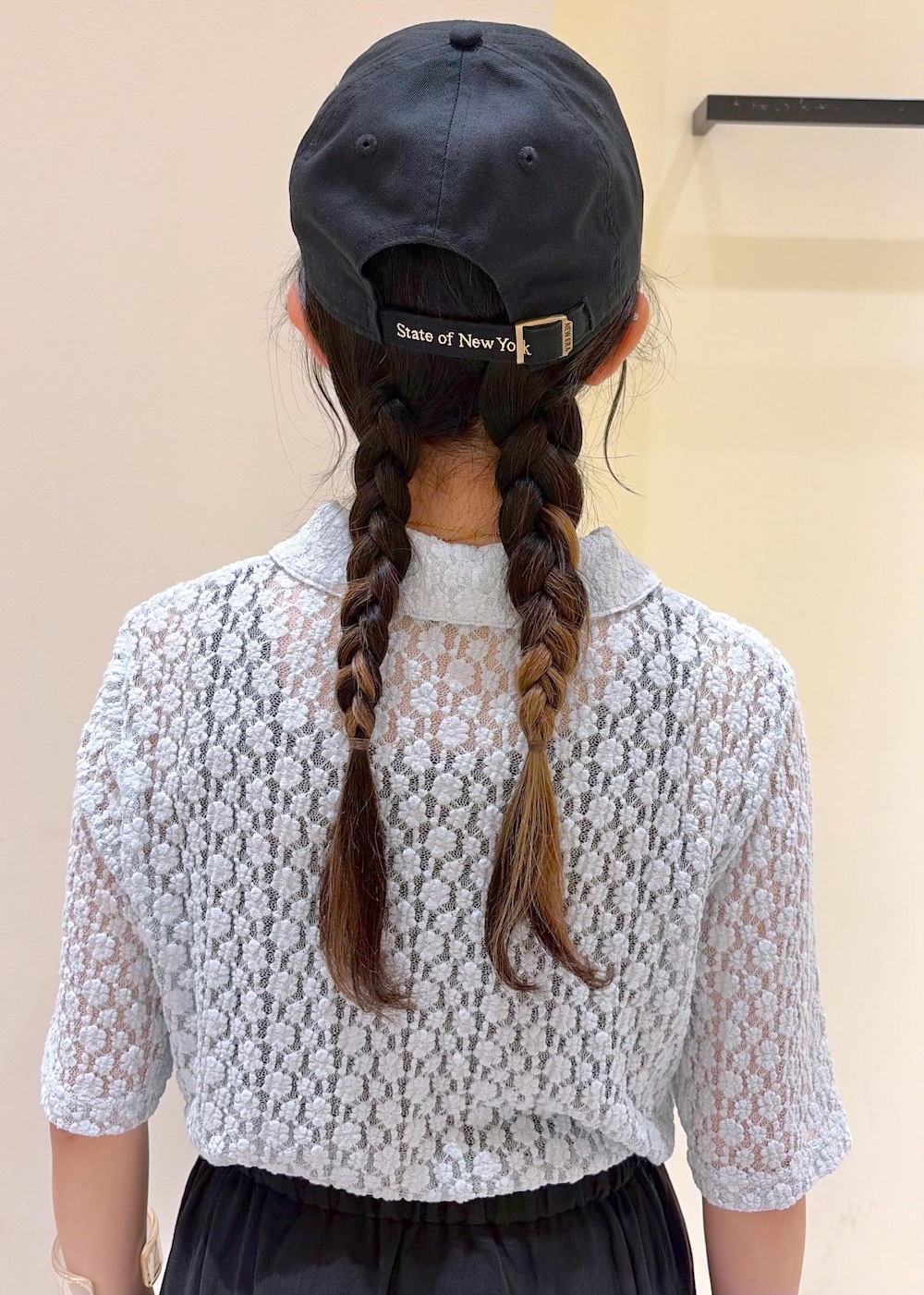 グレー系のショルダーバッグ、ブラック系のスカート、ブルー系のシャツ/ブラウスを着用したレディースの夏コーディネートの7枚目の写真