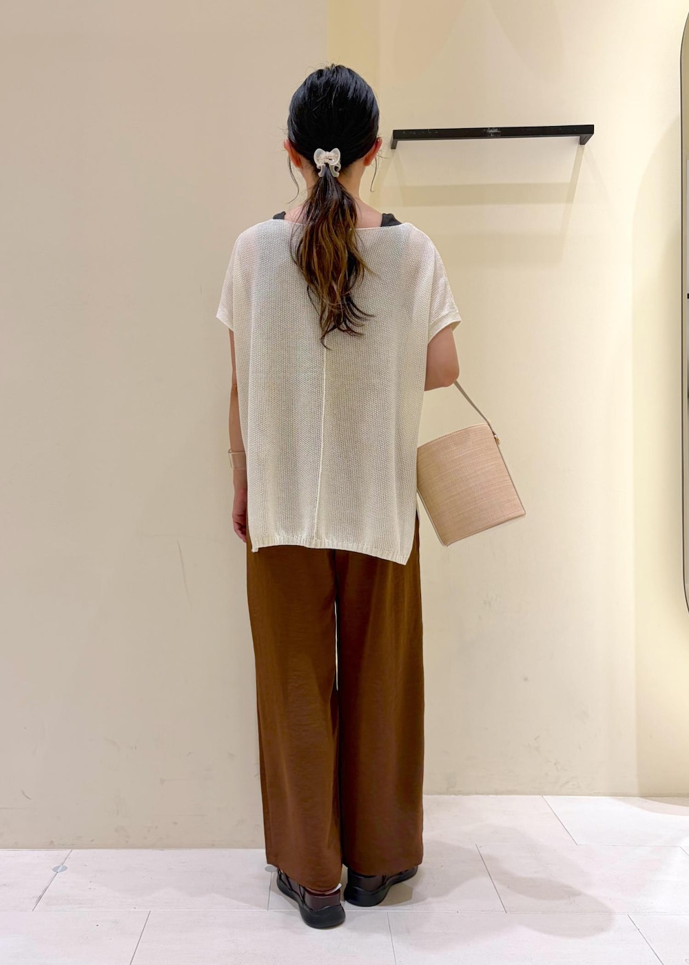 ブラウン系のその他パンツ、ホワイト系のハンドバッグ、ブラウン系のサンダルを着用したレディースの夏コーディネートの3枚目の写真