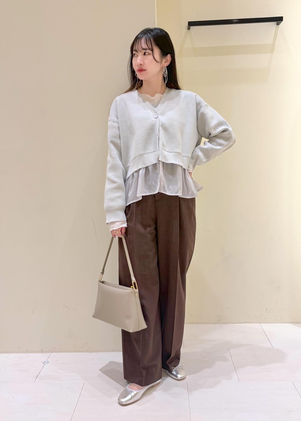 ホワイト系のTシャツ/カットソー、グレー系のカーディガン/ボレロ、ブラウン系のその他パンツを着用したレディースの春コーディネートの2枚目の写真