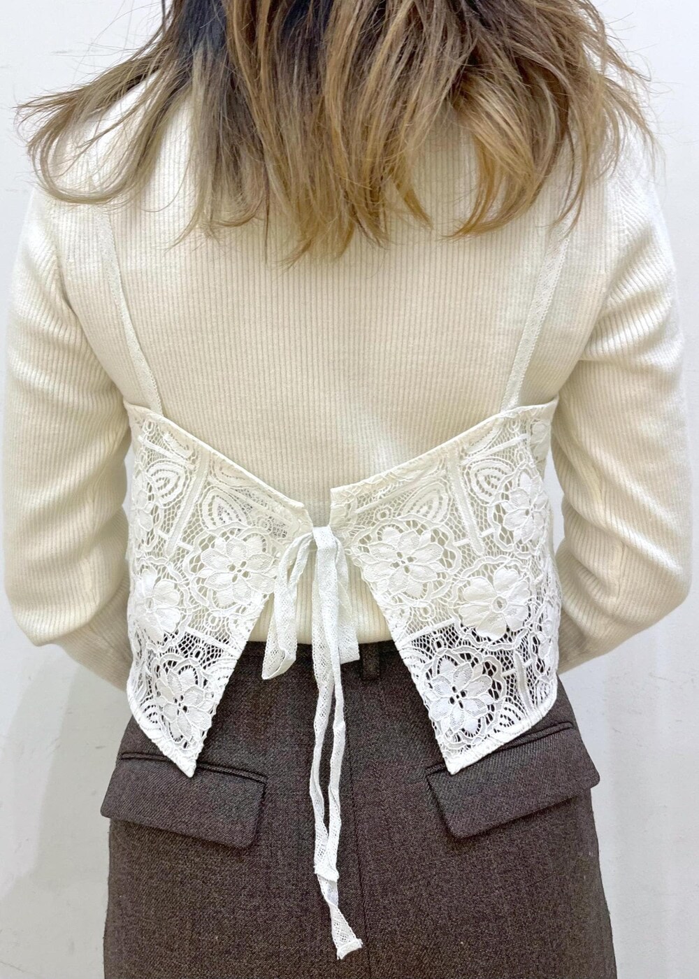 ホワイト系のニット/セーター、グリーン系のその他アウター、ブラウン系のその他パンツを着用したレディースの冬コーディネートの7枚目の写真