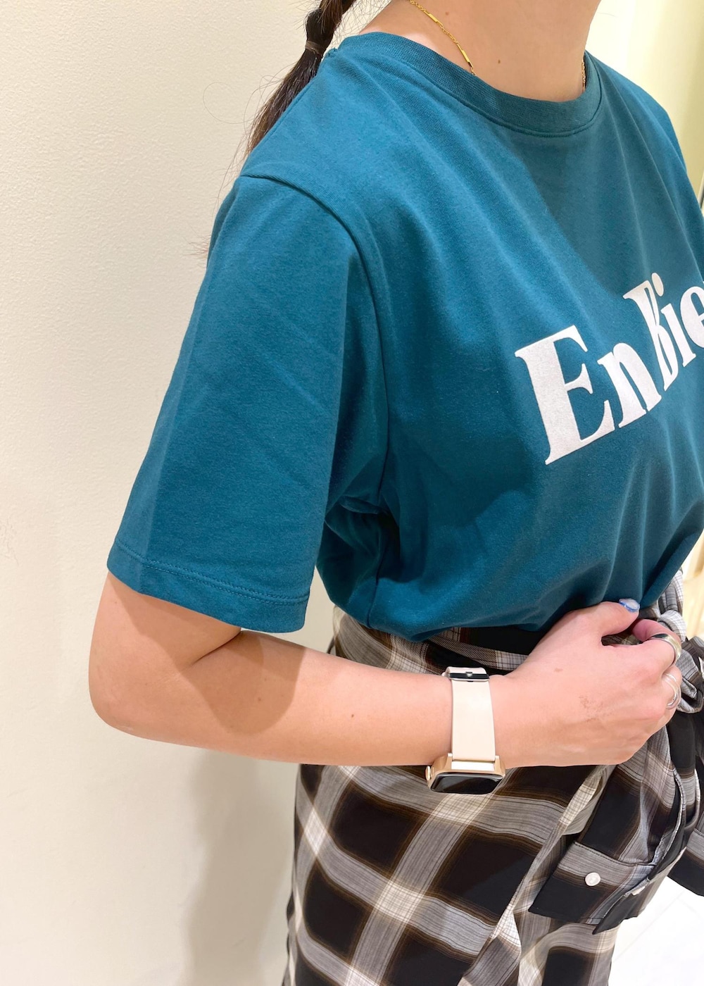 ホワイト系のトートバッグ、ホワイト系のサンダル、ブラック系のワンピースを着用したレディースの夏コーディネートの6枚目の写真