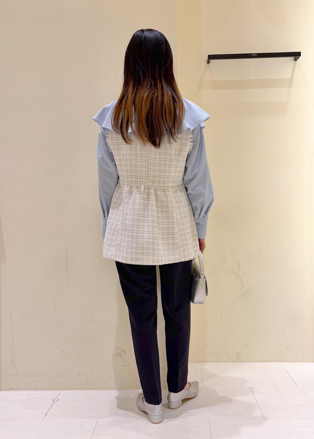 シルバー系のハンドバッグ、ブルー系のシャツ/ブラウス、ブルー系のその他パンツを着用したレディースの冬コーディネートの3枚目の写真