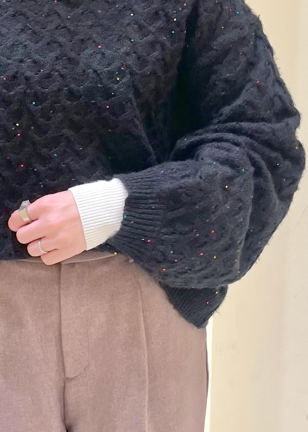 ベージュ系のスラックス、ホワイト系のニット/セーター、ベージュ系のショルダーバッグを着用したレディースの冬コーディネートの6枚目の写真