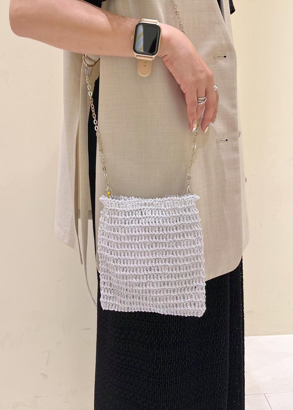 その他のショルダーバッグ、ベージュ系のベスト、ホワイト系のサンダルを着用したレディースの春コーディネートの7枚目の写真